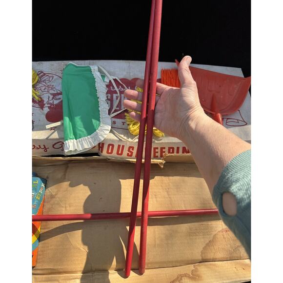 1940’s Susy Goose Housekeeping Set Kiddie Brush Sweeper Broom Set in Box! - Picture 8 of 12